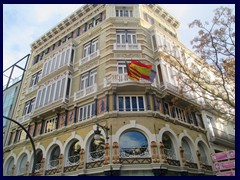 Plaza de la Reina 06 - beautiful bank building with golden brick facade